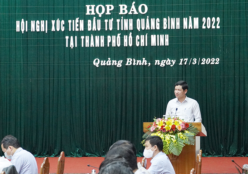 Đồng chí Phó Chủ tịch UBND tỉnh Hồ An Phong phát biểu tại buổi họp báo.