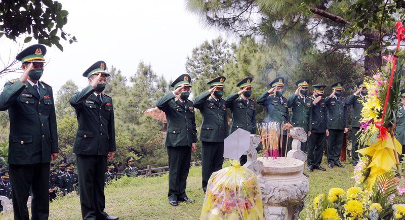 Đoàn công tác dâng hương và viếng mộ Đại tướng Võ Nguyên Giáp.
