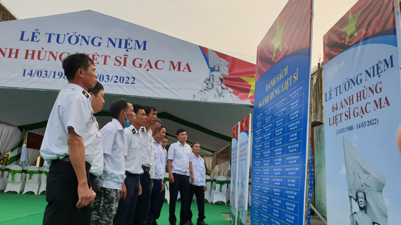 Những cựu chiến binh trở về từ trận hải chiến Gạc Ma 1988 quê Quảng Bình xúc động đứng trước tấm bảng ghi tên tuổi của 64 liệt sỹ tại lễ tưởng niệm 