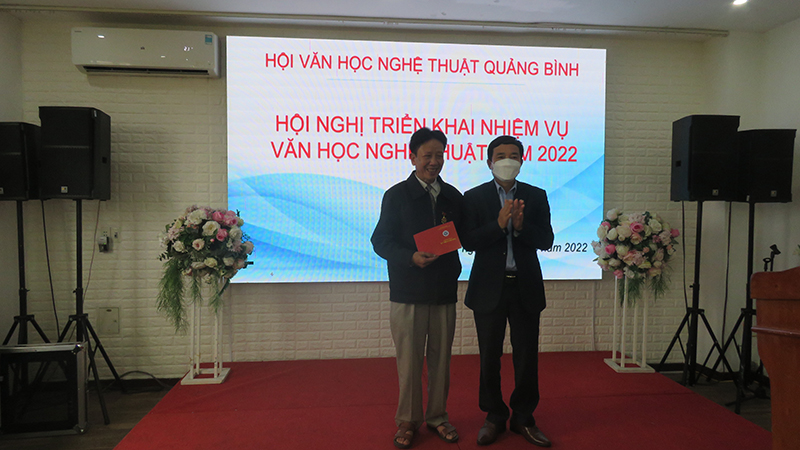 Hội viên được nhận kỷ niệm chương Vì sự nghiệp VHNT Việt Nam.