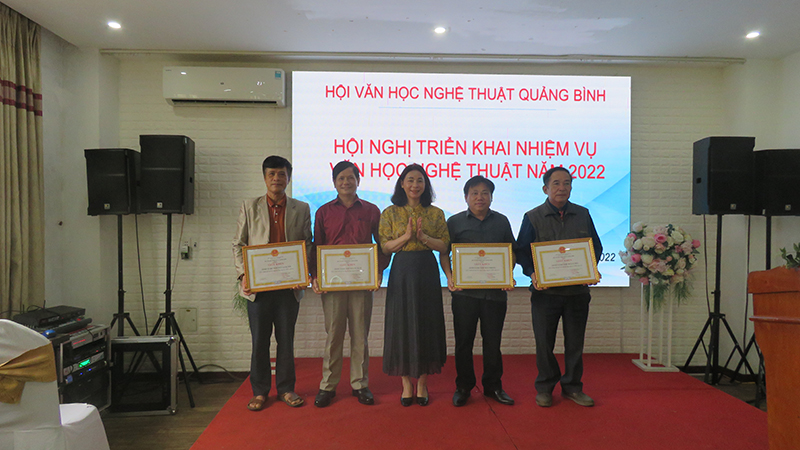Hội VHNT tặng giấy khen cho các Chi hội VHNT
