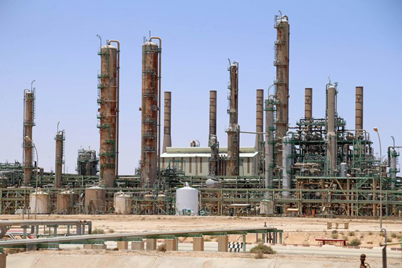 Một cơ sở khai thác dầu ở thị trấn Ras Lanuf, Libya. (Ảnh: AFP/TTXVN)