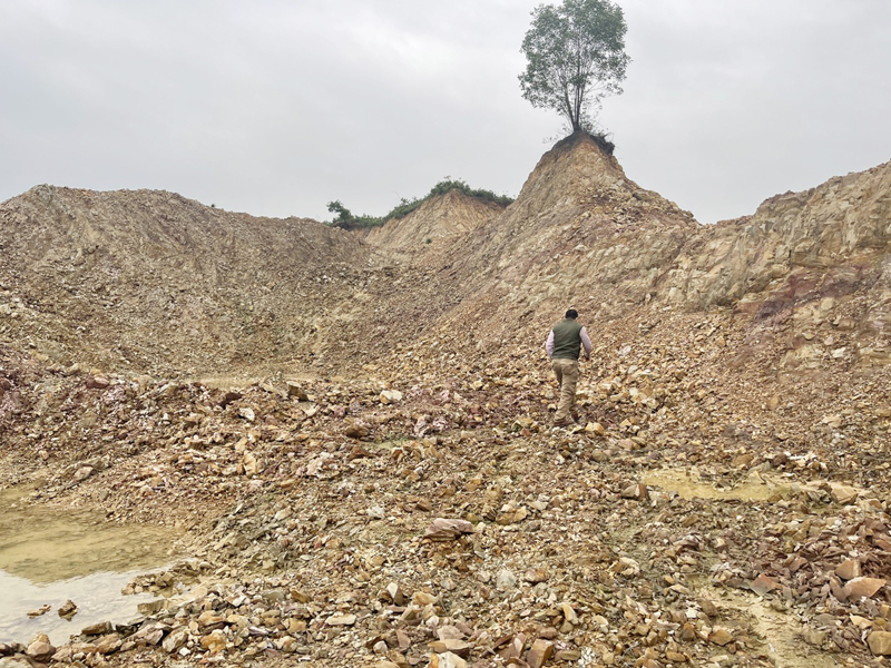 Một điểm mỏ cải tạo đất chưa thực hiện việc san gạt mặt bằng và trồng lại rừng sau cải tạo, san lấp đất theo đúng quy định.