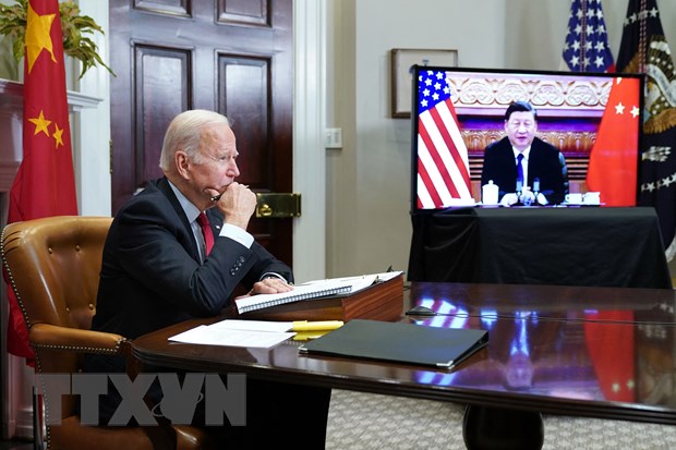  Tổng thống Mỹ Joe Biden (trái) và Chủ tịch Trung Quốc Tập Cận Bình trong cuộc điện đàm ngày 15/11/2021. (Ảnh: AFP/TTXVN)