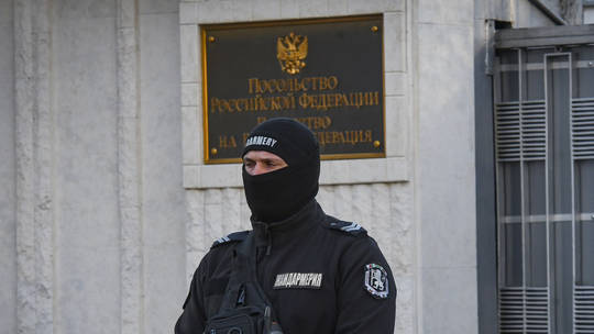 Nhân viên an ninh đứng gác bên ngoại trụ sở Đại sứ quán Nga tại thủ đô Sofia, Bulgaria. Ảnh: Getty Images