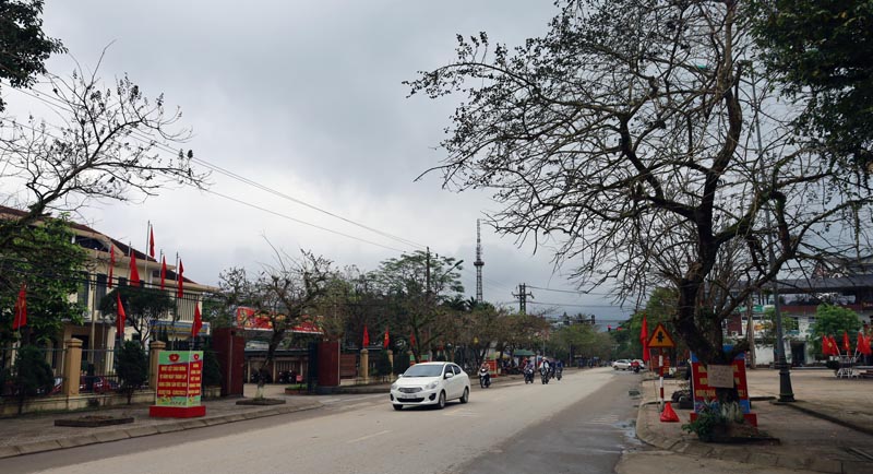 Một góc thị trấn Quy Đạt trước thời điểm diễn ra Tuần lễ Văn hóa-Thể thao-Du lịch và Hội Rằm tháng Ba huyện Minh Hóa (năm 2022). 