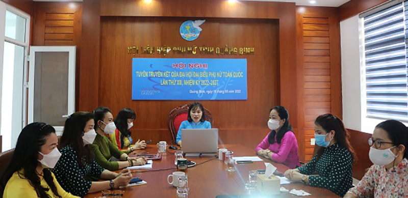 Đồng chí Diệp Thị Minh Quyết, Chủ tịch Hội LHPN tỉnh báo cáo kết quả Đại hội đại biểu phụ nữ toàn quốc lần thứ XIII, nhiệm kỳ 2022-2027
