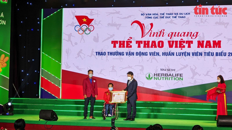 Thứ trưởng Bộ VH&TT,DL Hoàng Đạo Cương trao Huân chương Lao động hạng Nhì cho VĐV Lê Văn Công.