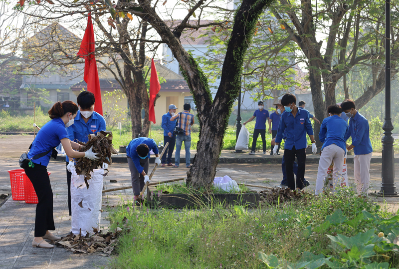 ĐVTN Khối CCQ tỉnh vệ sinh môi trường tại Di tích lịch sử Khu Giao tế Quảng Bình.