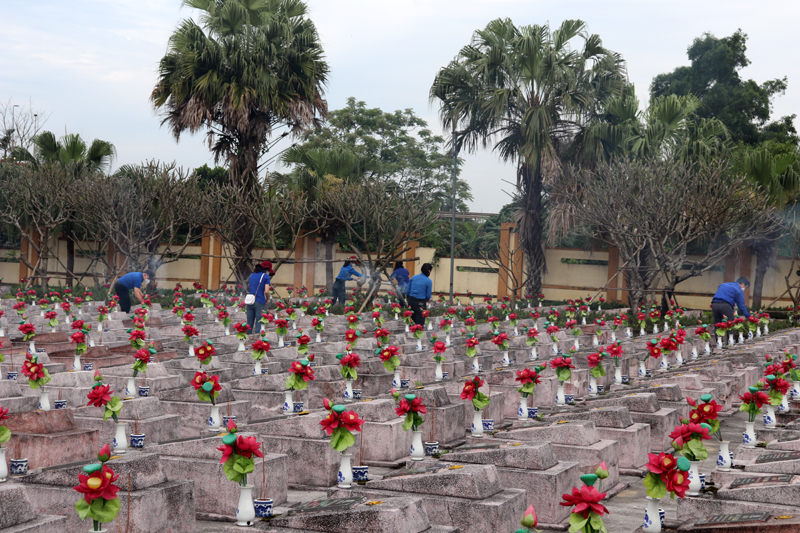 ĐVTN Khối CCQ tỉnh dâng hương tại nghĩa trang liệt sỹ Ba Dốc.