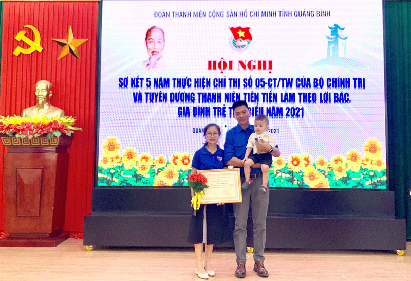 Gia đình anh Cao Minh Thi tại hội nghị tuyên dương các gia đình trẻ tiêu biểu năm 2021 do Tỉnh đoàn và Hội Liên hiệp Thanh niên Việt Nam tỉnh tổ chức.