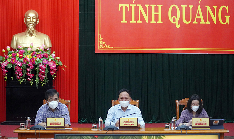 Các đồng chí lãnh đạo tỉnh chủ trì phiên họp tại điểm cầu tỉnh Quảng Bình  