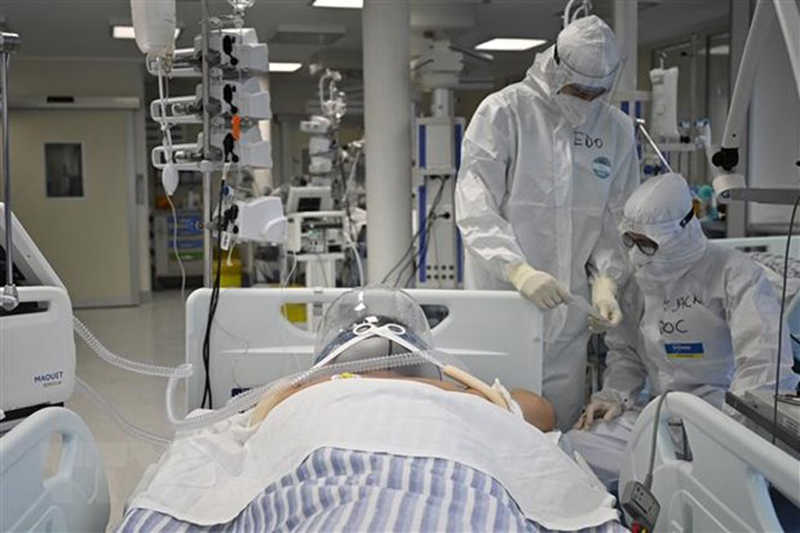 Nhân viên y tế điều trị cho bệnh nhân COVID-19 tại Rome, Italy ngày 30/12/2021. (Ảnh: AFP/TTXVN)