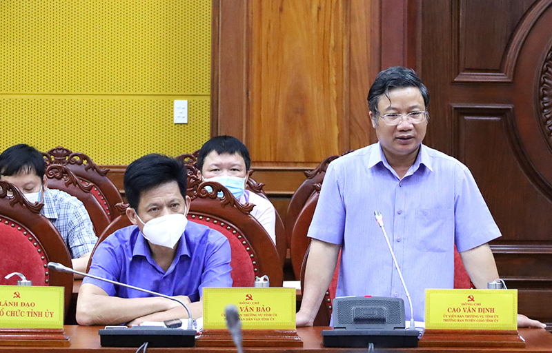  Đồng chí Trưởng ban Tuyên giáo Tỉnh ủy Cao Văn Định phát biểu thảo luận tại hội nghị.