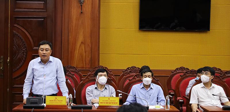 Đồng chí Chủ nhiệm Ủy ban Kiểm tra Tỉnh ủy Đinh Hữu Thành thảo luận về công tác kiểm tra của Đảng. 