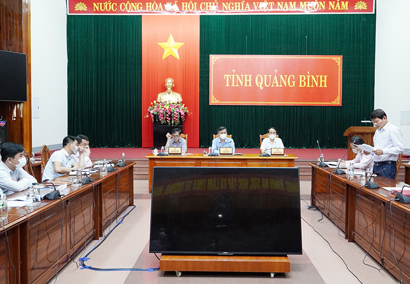 Lãnh đạo Sở GTVT Quảng Bình báo cáo tình hình thực hiện dự án trên địa bàn tỉnh.