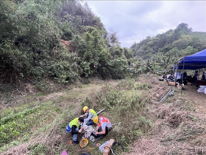 Lực lượng cứu hộ làm nhiệm vụ tại hiện trường vụ rơi máy bay của hãng hàng không China Eastern Airlines tại khu tự trị dân tộc Choang Quảng Tây, Trung Quốc, ngày 22/3/2022. Ảnh: THX/TTXVN