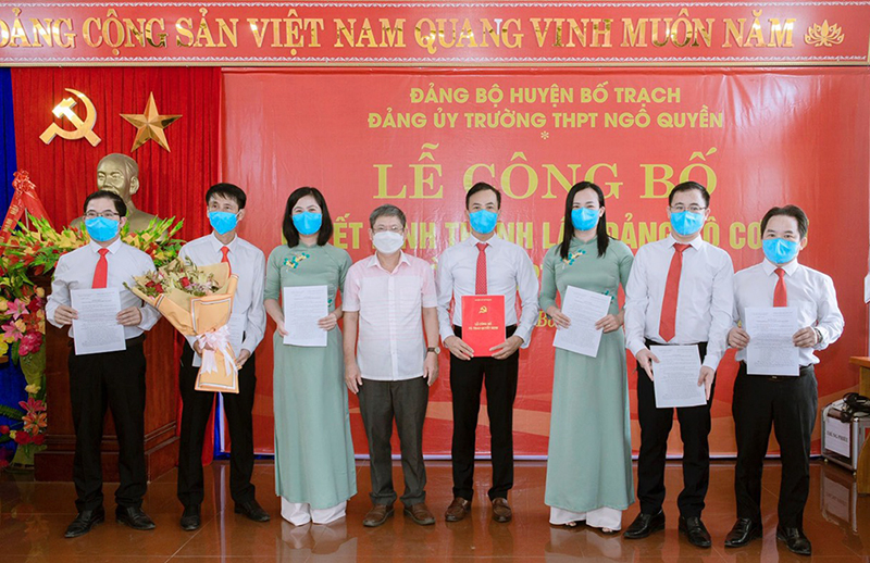 Thừa ủy quyền của Ban Thường vụ Huyện ủy, đồng chí Hồ Minh Lợi, Phó trưởng ban Tổ chức Huyện ủy Bố Trạch trao quyết định thành lập đảng bộ cho Trường THPT Ngô Quyền. 