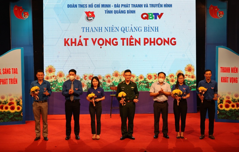 Đồng chí Phó Bí thư Thường trực Tỉnh ủy Trần Hải Châu tặng hoa và và cúp biểu trưng cho các ĐVTN điển hình.