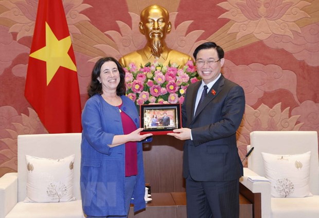 Chủ tịch Quốc hội Vương Đình Huệ tặng quà lưu niệm cho bà Manuela V. Ferro, Phó Chủ tịch Ngân hàng Thế giới phụ trách khu vực Đông Á và Thái Bình Dương. (Ảnh: Doãn Tấn/TTXVN)