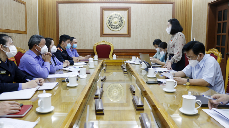 Bà Nguyễn Minh Tâm, Phó Trưởng Đoàn ĐBQH tỉnh tiếp thu ý kiến lãnh đạo các địa phương.