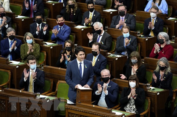 Thủ tướng Canada Justin Trudeau (thứ 3 phải, hàng đầu) diễn thuyết tại Quốc hội nước này ngày 15/3/2022. (Ảnh: AFP/TTXVN)