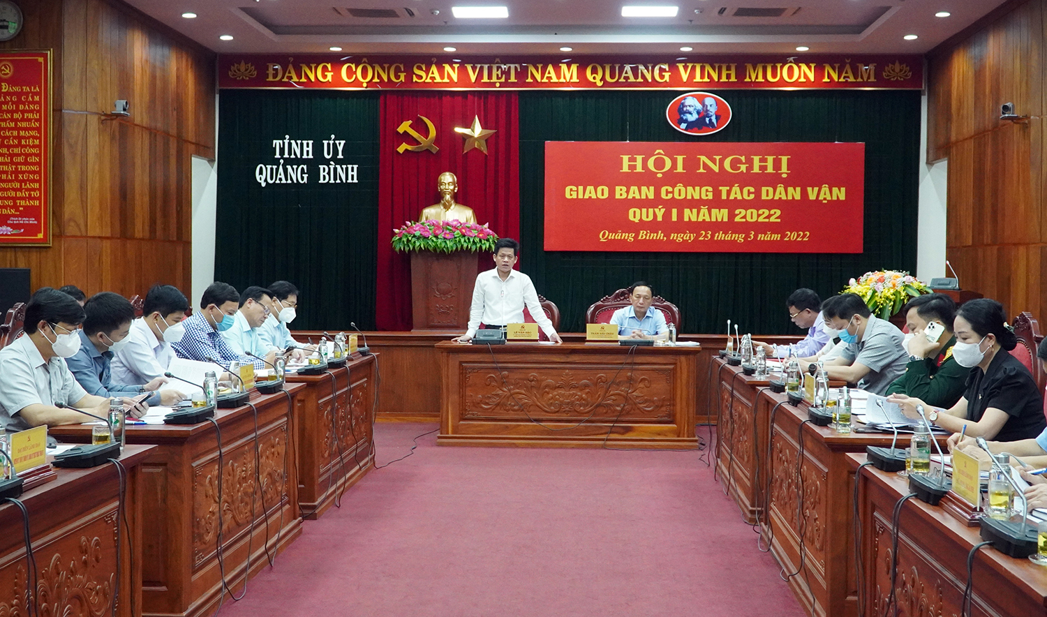 Đồng chí Trưởng ban Dân vận Tỉnh ủy Lê Văn Bảo điều hành nội dung thảo luận