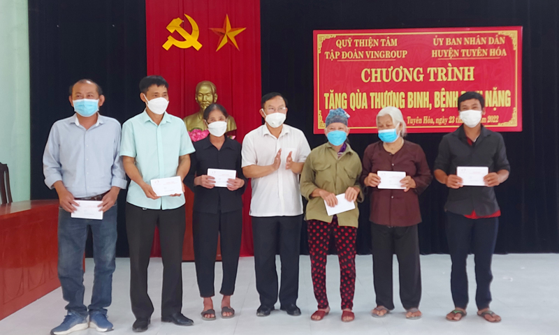 Lãnh đạo huyện Tuyên Hóa trao quà của Quỹ Thiện Tâm-Tập đoàn Vingroup cho các gia đình thương, bệnh binh nặng.