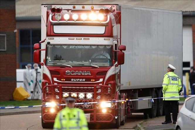 Nhà chức trách Anh điều tra tại hiện trường xe container đông lạnh chứa 39 thi thể ở Grays, Essex. Ảnh tư liệu: Reuters/TTXVN