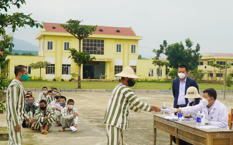 CDC Quảng Bình khám sàng lọc bệnh lao cho phạm nhân mới tại Trại giam Đồng Sơn.