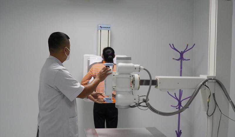 CDC Quảng Bình chụp X-quang phát hiện bệnh lao cho người dân trong ngày 24/3.