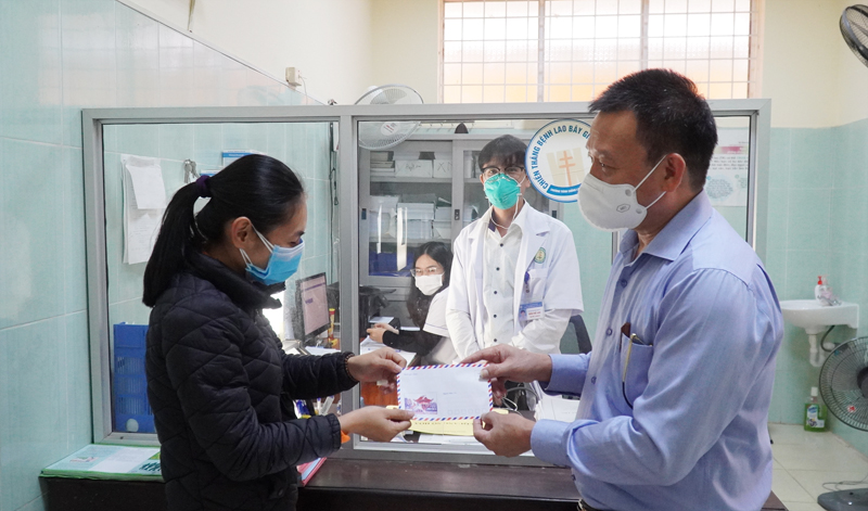 Lãnh đạo CDC Quảng Bình trao quà động viên bệnh nhân lao nhân Ngày Thế giới phòng, chống lao 24/3. 