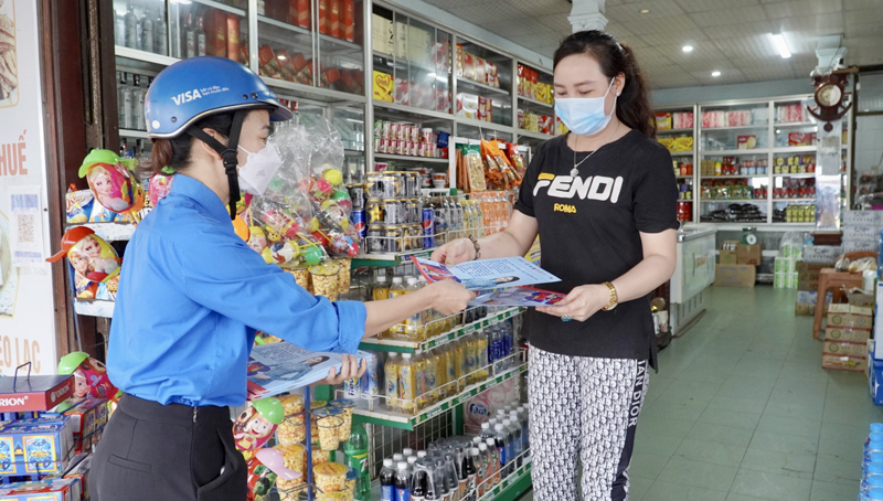 Đoàn viên thanh niên ngành y tế Quảng Bình phát tờ rơi tuyên truyền về phòng, chống bệnh lao tại các chợ trên địa bàn TP. Đồng Hới.  