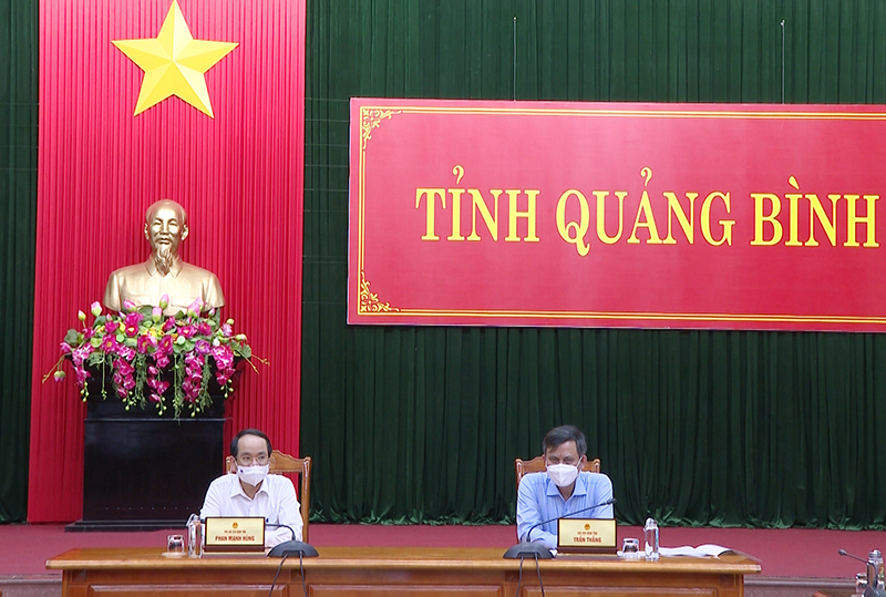 Đồng chí Chủ tịch UBND tỉnh Trần Thắng và đồng chí Phó Chủ tịch UBND tỉnh Phan Mạnh Hùng dự hội nghị tại điểm cầu tỉnh Quảng Bình.
