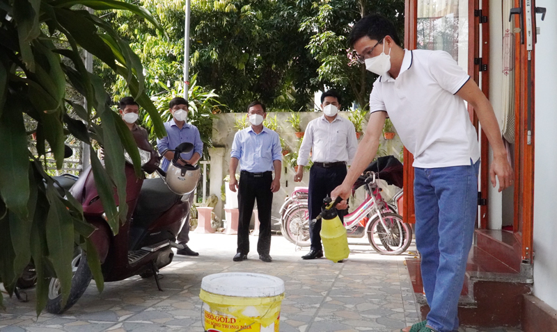  Cán bộ CDC Quảng Bình hướng dẫn F0 điều trị tại nhà xử lý rác thải, phun khử khuẩn tại huyện Tuyên Hóa.