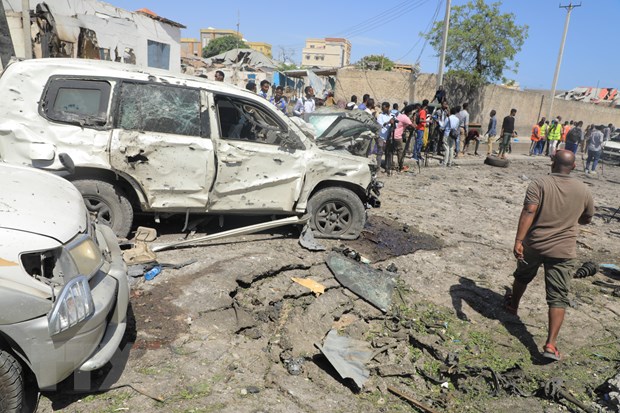Hiện trường vụ đánh bom xe tại Mogadishu, Somalia, ngày 12/1/2022. (Ảnh: THX/TTXVN)