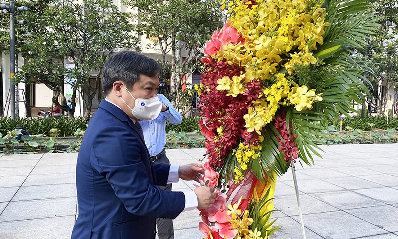 Đồng chí Bí thư Tỉnh ủy Vũ Đại Thắng dâng hoa tượng đài Chủ tịch Hồ Chí Minh.