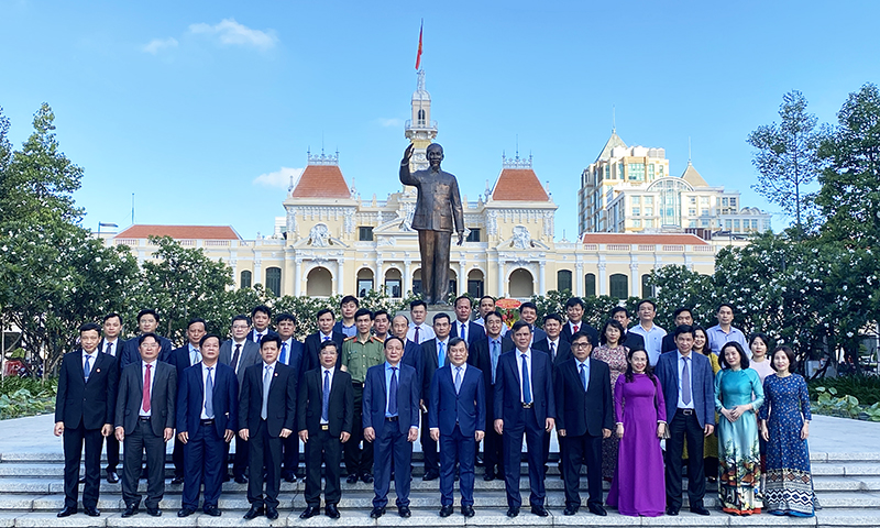 Đồng chí Bí thư Tỉnh ủy Vũ Đại Thắng và các thành viên trong đoàn chụp ảnh lưu niệm trước Tượng đài Chủ tịch Hồ Chí Minh.