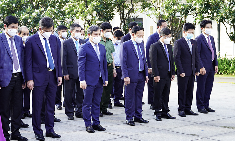 Đồng chí Bí thư Tỉnh ủy Vũ Đại Thắng và các thành viên trong đoàn dành phút mặc niệm, tưởng nhớ công lao to lớn của Chủ tịch Hồ Chí Minh.