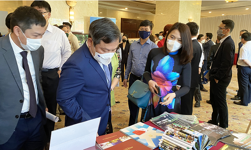 Đồng chí Bí thư Tỉnh ủy Vũ Đại Thắng tham quan khu trưng bày  các gian hàng quảng bá bất động sản, du lịch, hạ tầng công nghiệp tỉnh Quảng Bình.