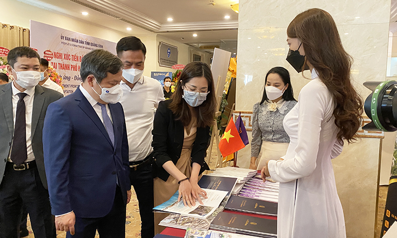 Đồng chí Bí thư Tỉnh ủy Vũ Đại Thắng tham quan khu trưng bày các gian hàng quảng bá bất động sản, du lịch, hạ tầng công nghiệp tỉnh Quảng Bình.