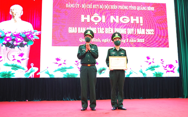 Thừa ủy quyền của Chính ủy BĐBP Việt Nam, Đại tá Lê Văn Tiến, Bí thư Đảng ủy BĐBP tỉnh trao danh hiệu  