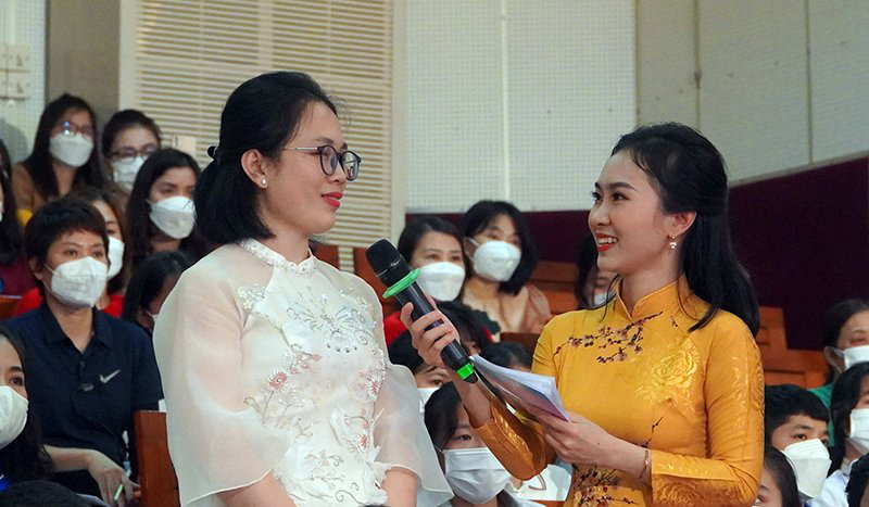 Chị Trần Trang Vân (áo trắng), đại diện Công ty TNHH Tập đoàn Vĩnh Hưng, đơn vị nhận đỡ đầu 31 cháu mồ côi với 1.032 triệu đồng.