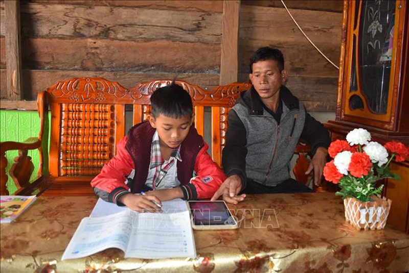 Em K’Tùng, người dân tộc M’Nông, tại bon Phi Mur, xã Quảng Khê, huyện Đắk Glong, tỉnh Đắk Nông, được hỗ trợ thiết bị để học trực tuyến. Ảnh minh họa: Nguyên Dung/TTXVN