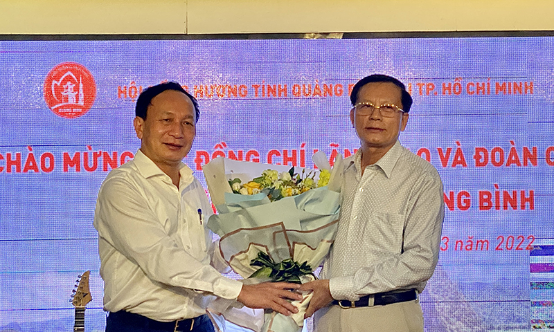 Đồng chí Phó Bí thư Thường trực Tỉnh ủy Trần hải Châu tặng hoa và quà cho Hội Đồng hương Quảng Bình tại TP. Hồ Chí  Minh.