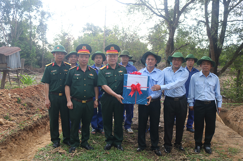 Đại tá Trương Như Ý, Phó Chính ủy Bộ CHQS tỉnh tặng quà động viên cán bộ, nhân viên Đội 589 