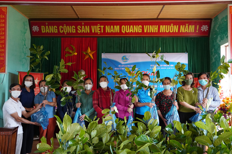 Đại diện HTX Đức Hưng và lãnh đạo xã Phú Thủy trao giống cây mít thái siêu sớm cho các hội viên hội phụ nữ xã Phú Thủy