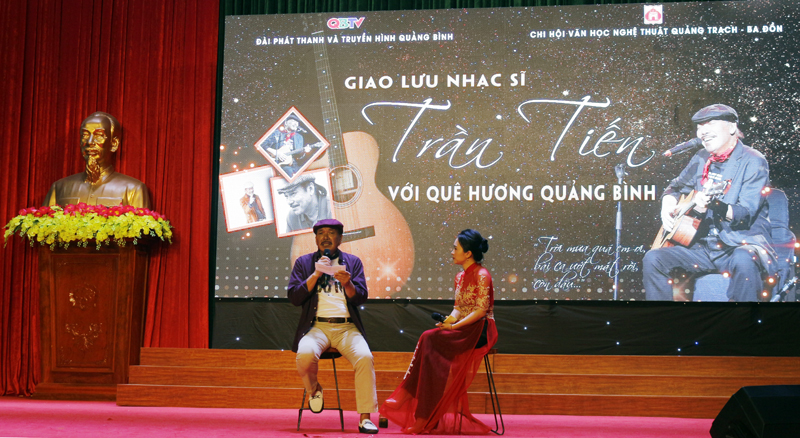Nhạc sỹ Trần Tiến giao lưu với công chúng Quảng Bình.
