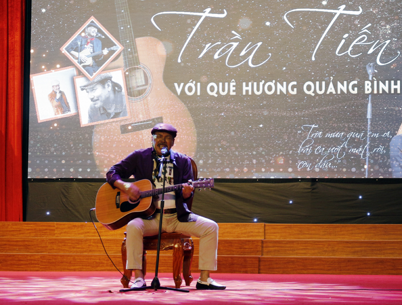 Nhạc sỹ Trần Tiến biểu diễn với cây đàn ghita quen thuộc.