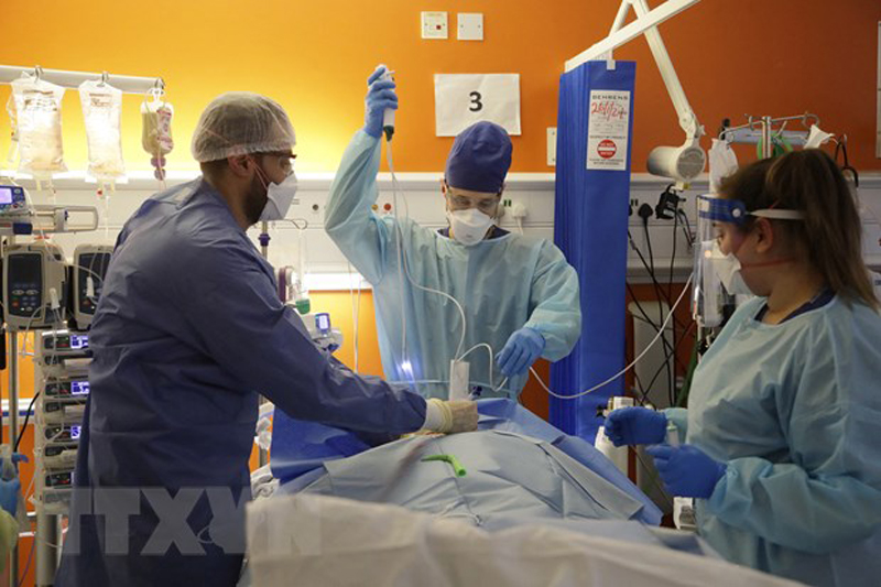 Nhân viên y tế điều trị cho bệnh nhân COVID-19 tại bệnh viện ở London, Anh ngày 27/1/2021. (Ảnh: AFP/TTXVN)